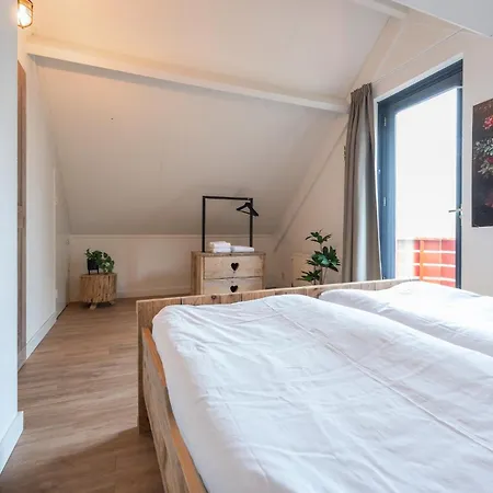 Newly Refreshed Family-stay For 7 By The